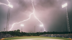 【衝撃】またしてもグラウンドで悲劇…奈良・帝塚山学園で落雷、中高生が意識不明の重体