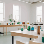 【戦慄】中学生が理科室から“劇薬”を持ち出し「お菓子だよ」と下級生に渡す…口内やけどの衝撃事件!