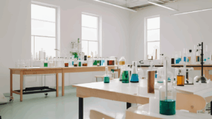 【戦慄】中学生が理科室から“劇薬”を持ち出し「お菓子だよ」と下級生に渡す…口内やけどの衝撃事件!