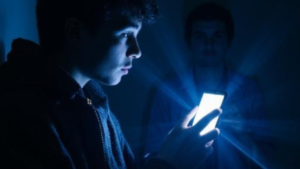 【SNS規制】オーストラリアで「16歳未満の利用禁止」が法制化！日本でも賛成5割の波紋、わが子への影響は？