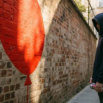 世界を騒がすバンクシーの正体は誰？なぜ匿名を貫いたのか、その理由と社会への影響を解説